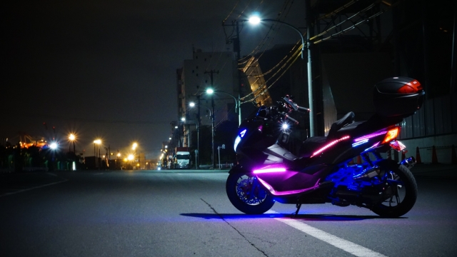 夜のバイクの写真